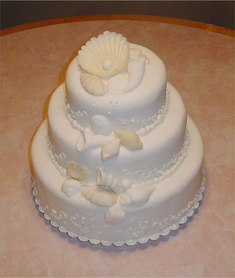 three layer rounded shell cake with pearl in scallop